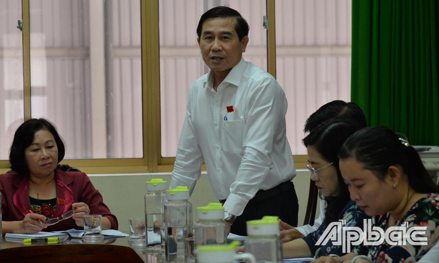 Đồng chí Lê Văn Hưởng phát biểu tại phiên thảo luận tổ