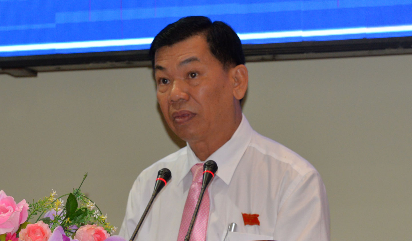 Đồng chí Nguyễn Văn Mẫn giải trình tại kỳ họp.