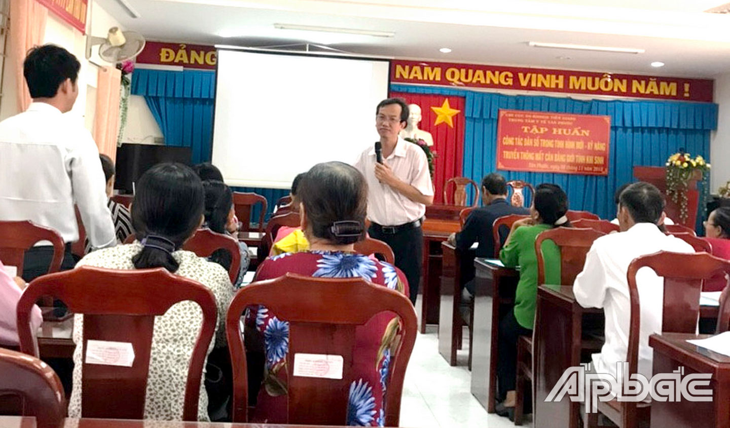 Chi cục DS-KHHGĐ Tiền Giang tập huấn cho cộng tác viên dân số huyện Tân Phước về công tác dân số và sàng lọc phát hiện sớm ung thư cổ tử cung, ung thư vú.