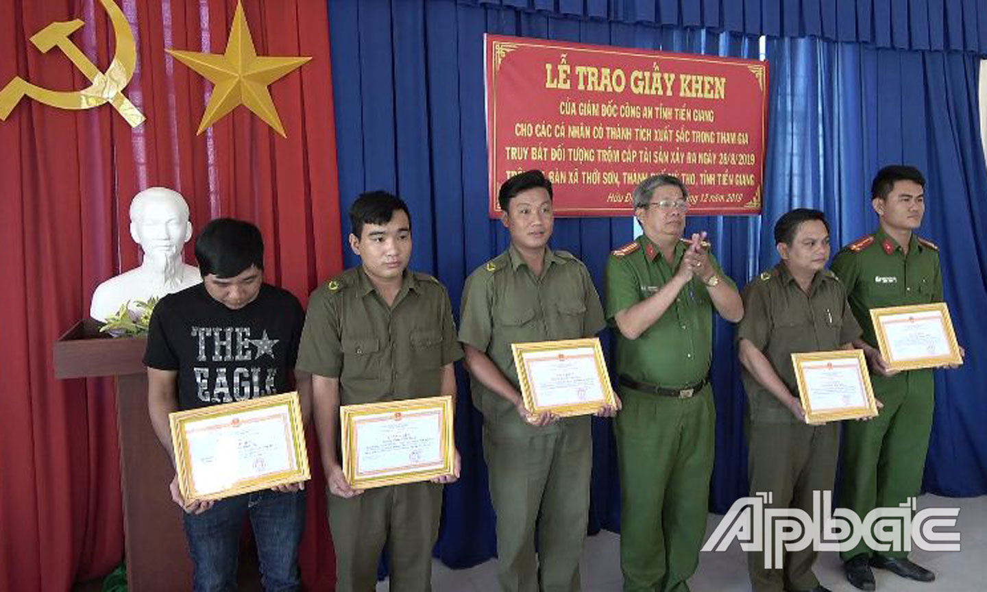 Thượng tá Phạm Thế Kim, Phó Trưởng Công an TP. Mỹ Tho, trao Giấy khen của Giám đốc Công an tỉnh Tiền Giang cho 5 cá nhân.