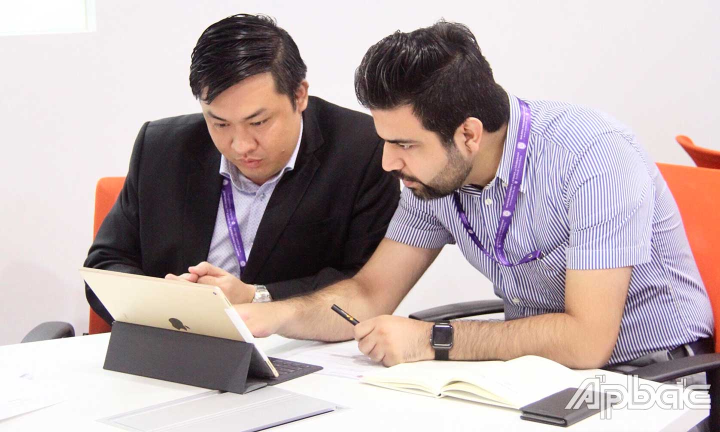 PGS.TS Khashayar Yazdani (bên phải) và ông Cao Văn Chóng trong một buổi nghiên cứu khoa học tại Trường Đại học Khoa học và Công nghệ Malaysia 