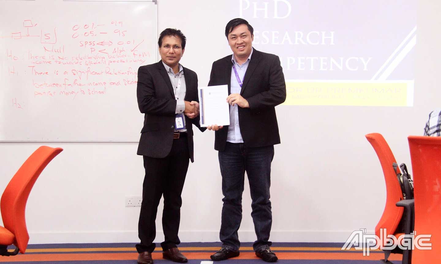 GS.TS Premkumar Rajagopal (bên trái), hiệu trưởng Trường Đại học Khoa học và Công nghệ Malaysia trao giấy chứng nhận cho ông Cao Văn Chóng sau khi hoàn thành một học phần nghiên cứu khoa học