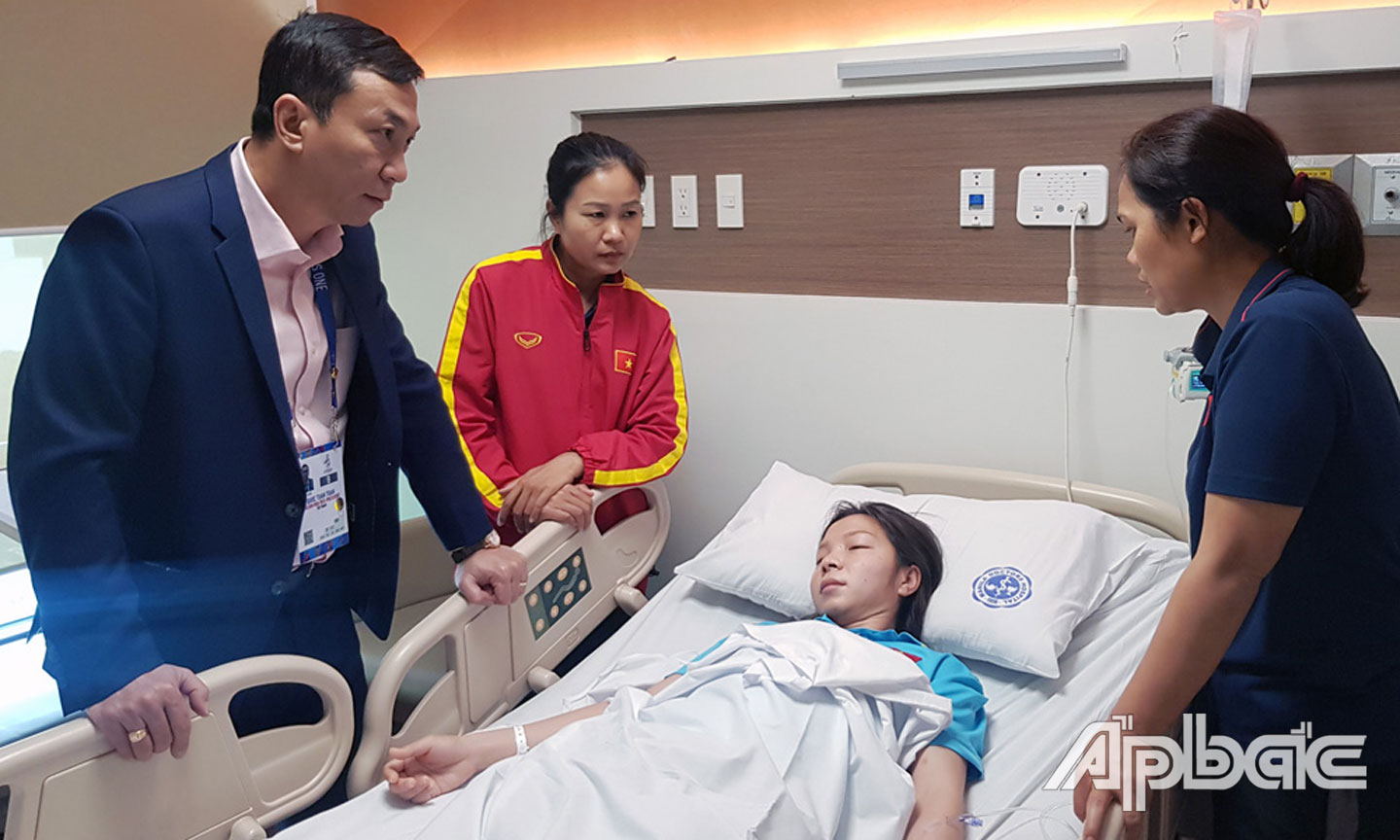 Phó chủ tịch VFF Trần Quốc Tuấn trao đổi thông tin về sức khỏe của cầu thủ Hồng Nhung với bác sĩ đội tuyển nữ.
