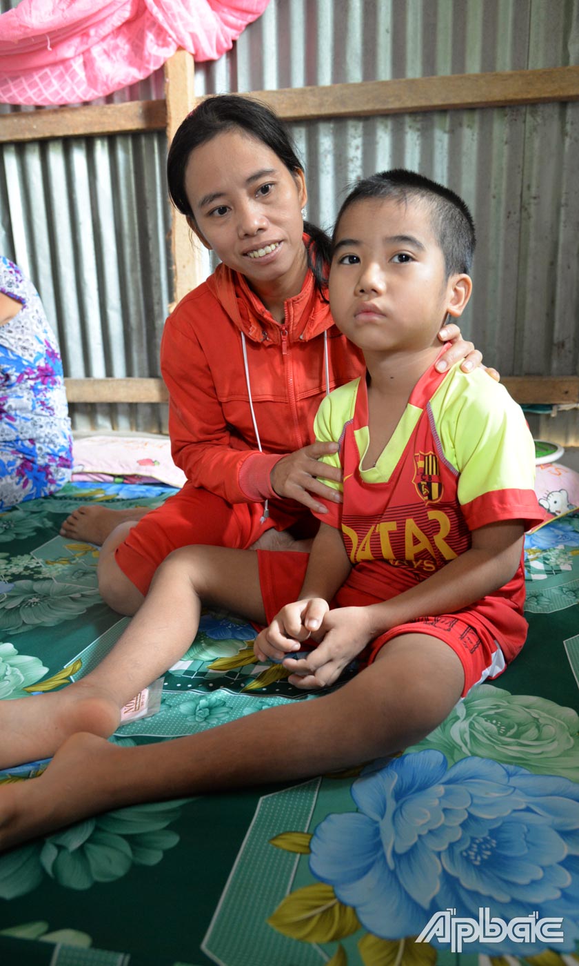 Thịnh và mẹ trog căn nhà đơn sơ ở ấp Bình Phong, xã Thanh Bình.