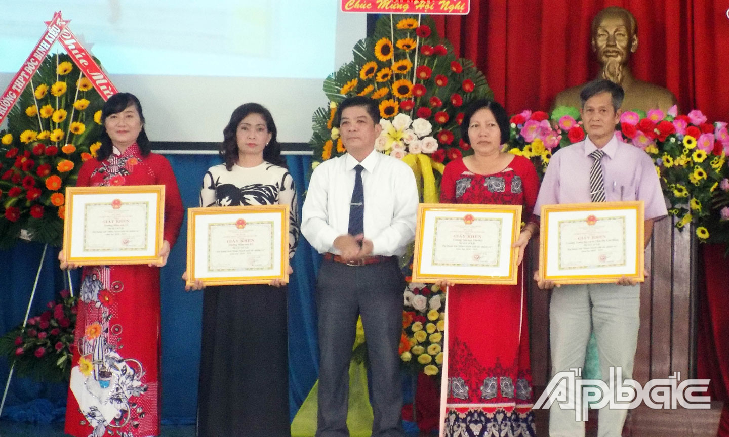 Cô Bích Phượng (bìa trái) nhận Giấy khen “Trường hoàn thành xuất sắc nhiệm vụ” tại Hội nghị tổng kết năm học 2018 - 2019 do UBND TX. Cai Lậy tổ chức.