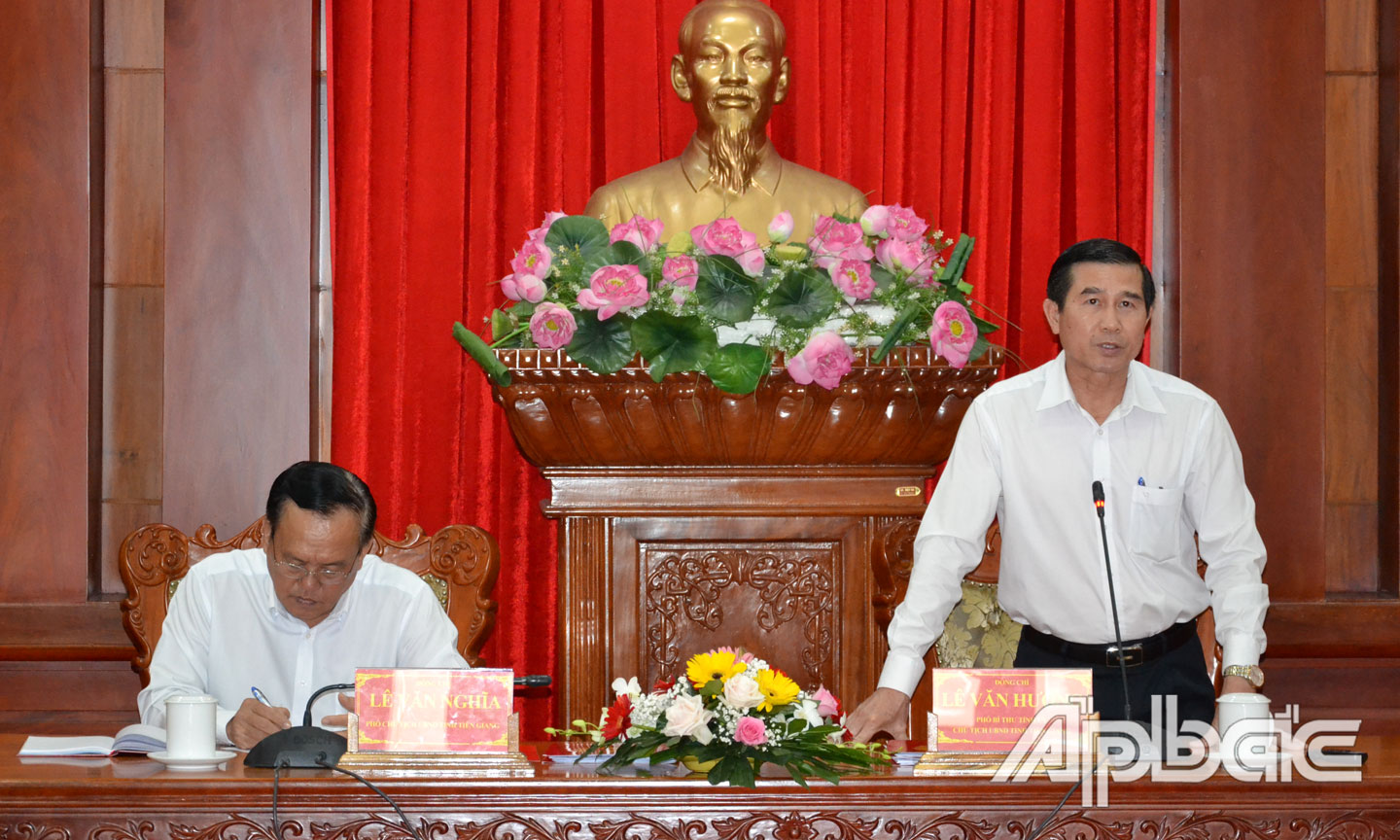 Chủ tịch UBND tỉnh Lê Văn Hưởng phát biểu tại hội nghị.