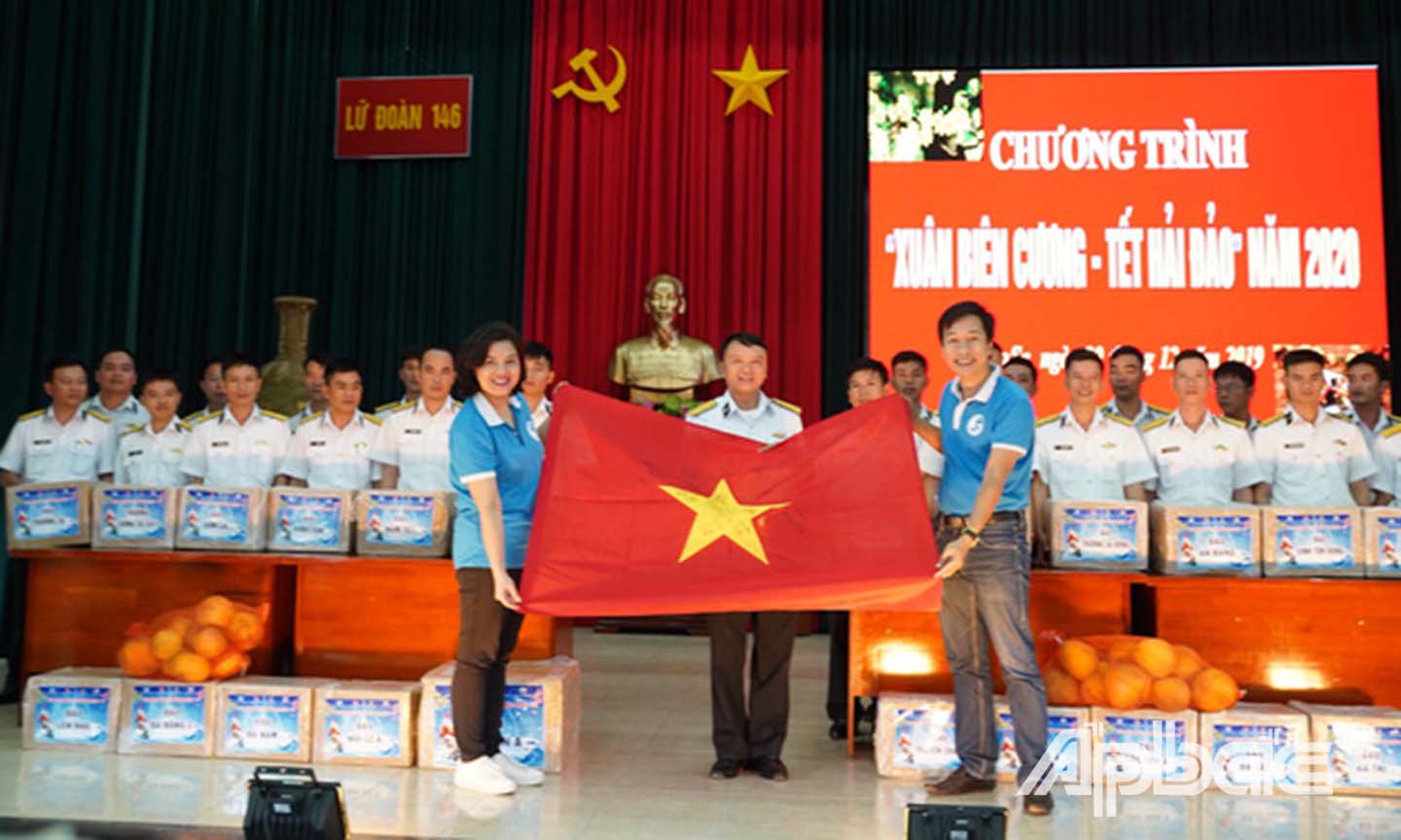 CLB Tuổi trẻ vì biển đảo quê hương trao lá cờ Tổ quốc có chữ ký của các cầu thủ U22 Việt Nam cho Lữ đoàn Trường Sa - Bộ Tư lệnh Vùng 4 Hải quân.