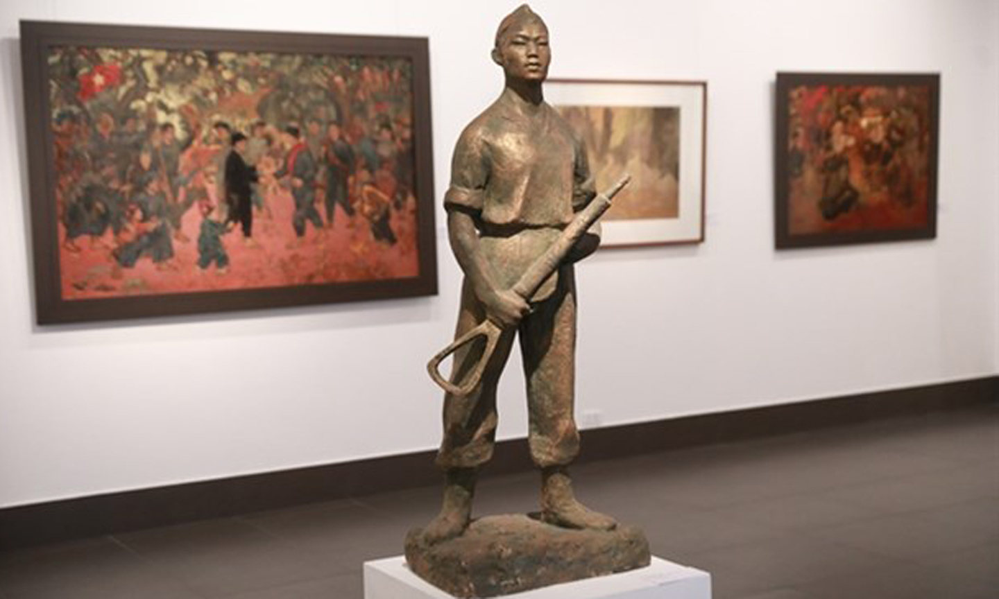 A sculpture by artist Nguyen Thi Kim at the exhibition (Photo: VNA)