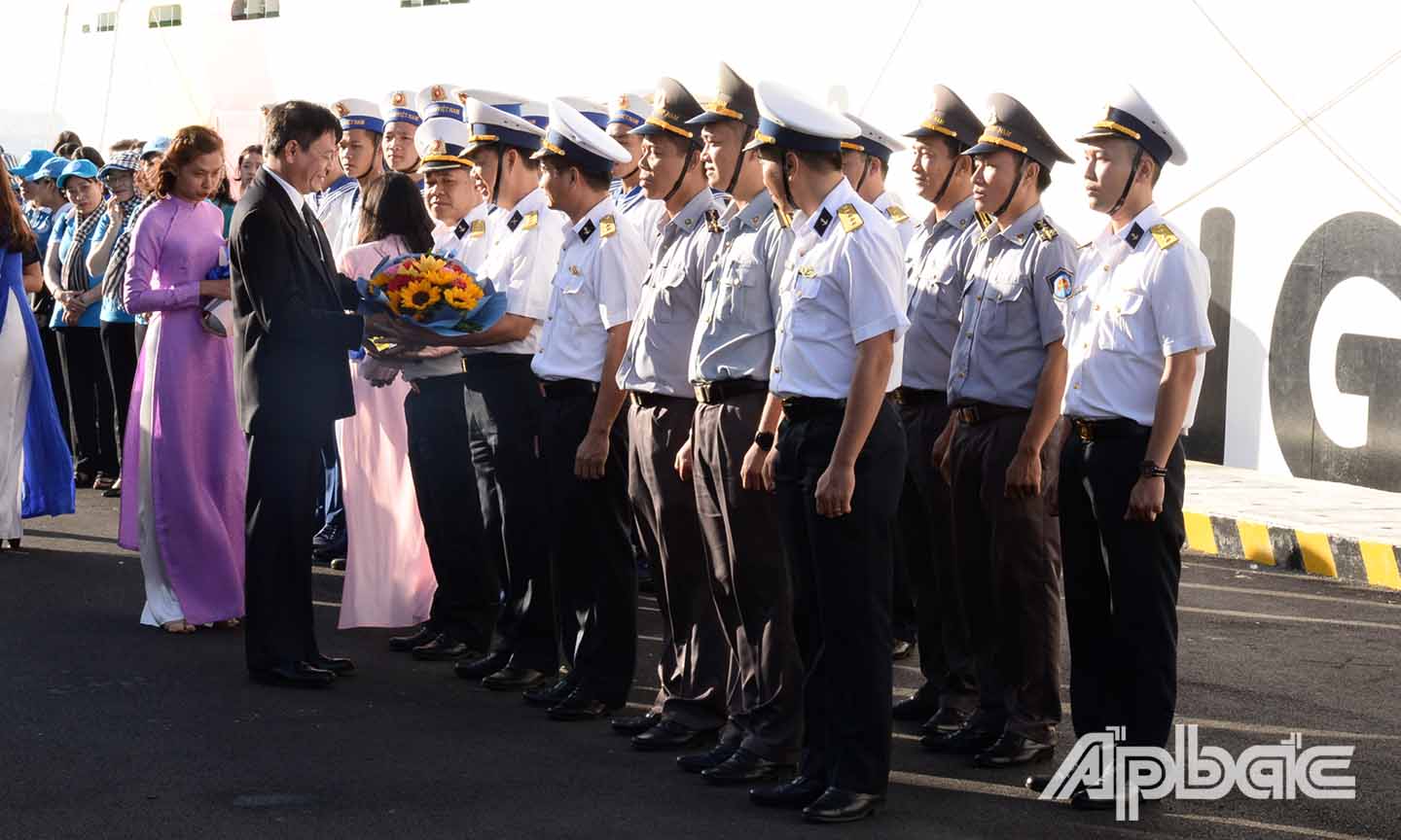 Lãnh đạo tỉnh Khánh Hòa tặng quà cho các trưởng đoàn công tác lên đường làm nhiệm vụ.