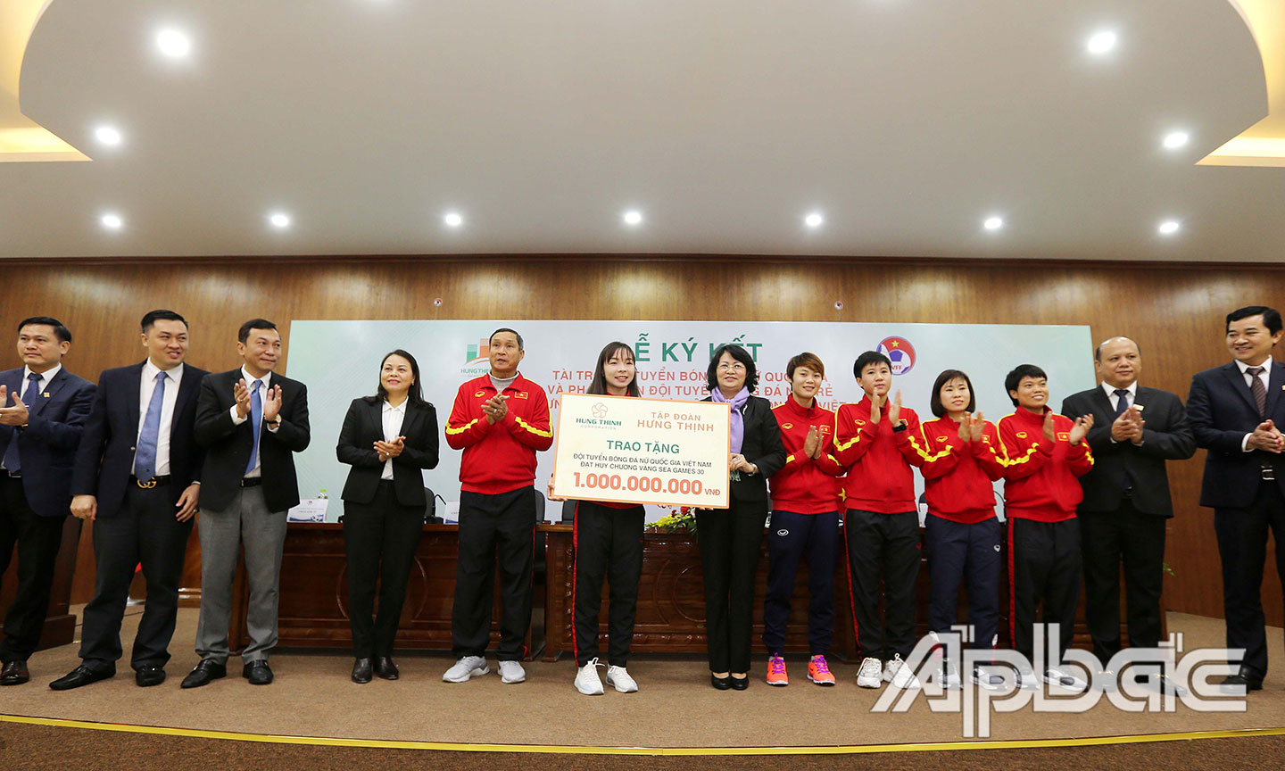 Phó Chủ tịch nước Đặng Thị Ngọc Thịnh cùng đại diện tập đoàn Hưng Thịnh trao quà cho đại diện Đội tuyển nữ Việt Nam 