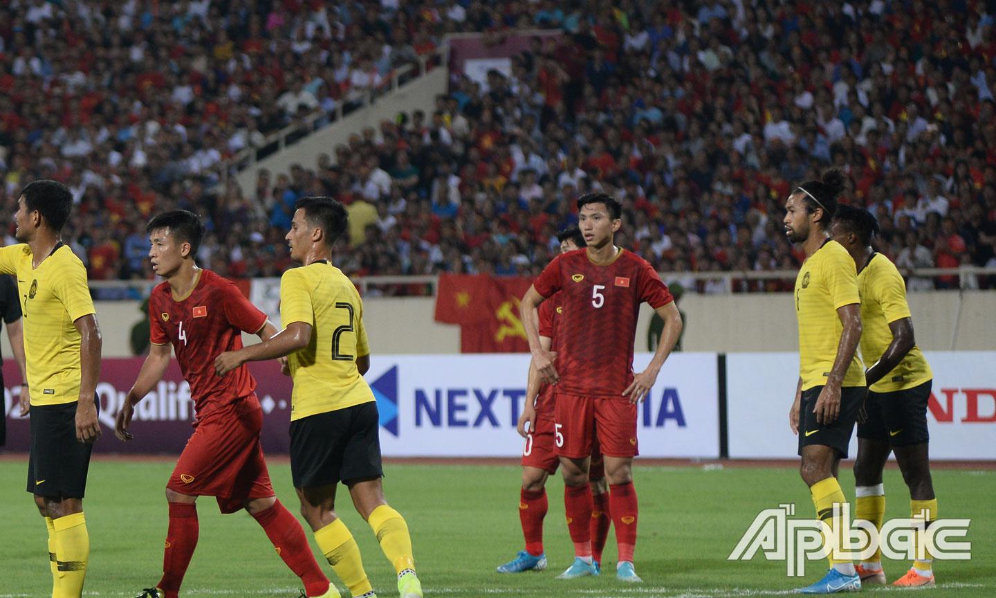 Hàng công U23 Việt Nam sẽ nhớ những pha hỗ trợ tấn công của Văn Hậu ( áo đỏ số 5). Ảnh: Tuấn Lâm