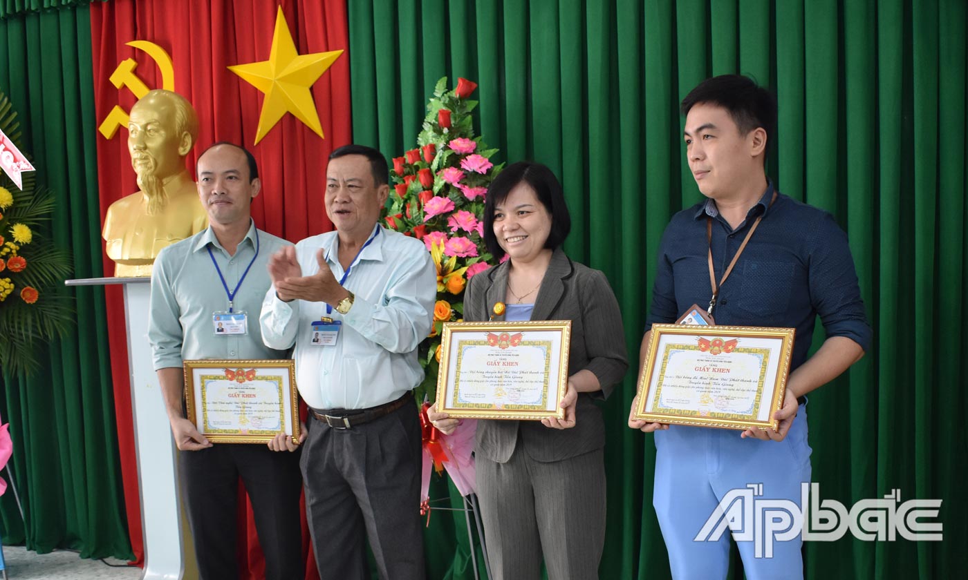 Lãnh đạo đài PT&TH Tiền Giang trao giấy khen cho các tập thể, cá nhân.