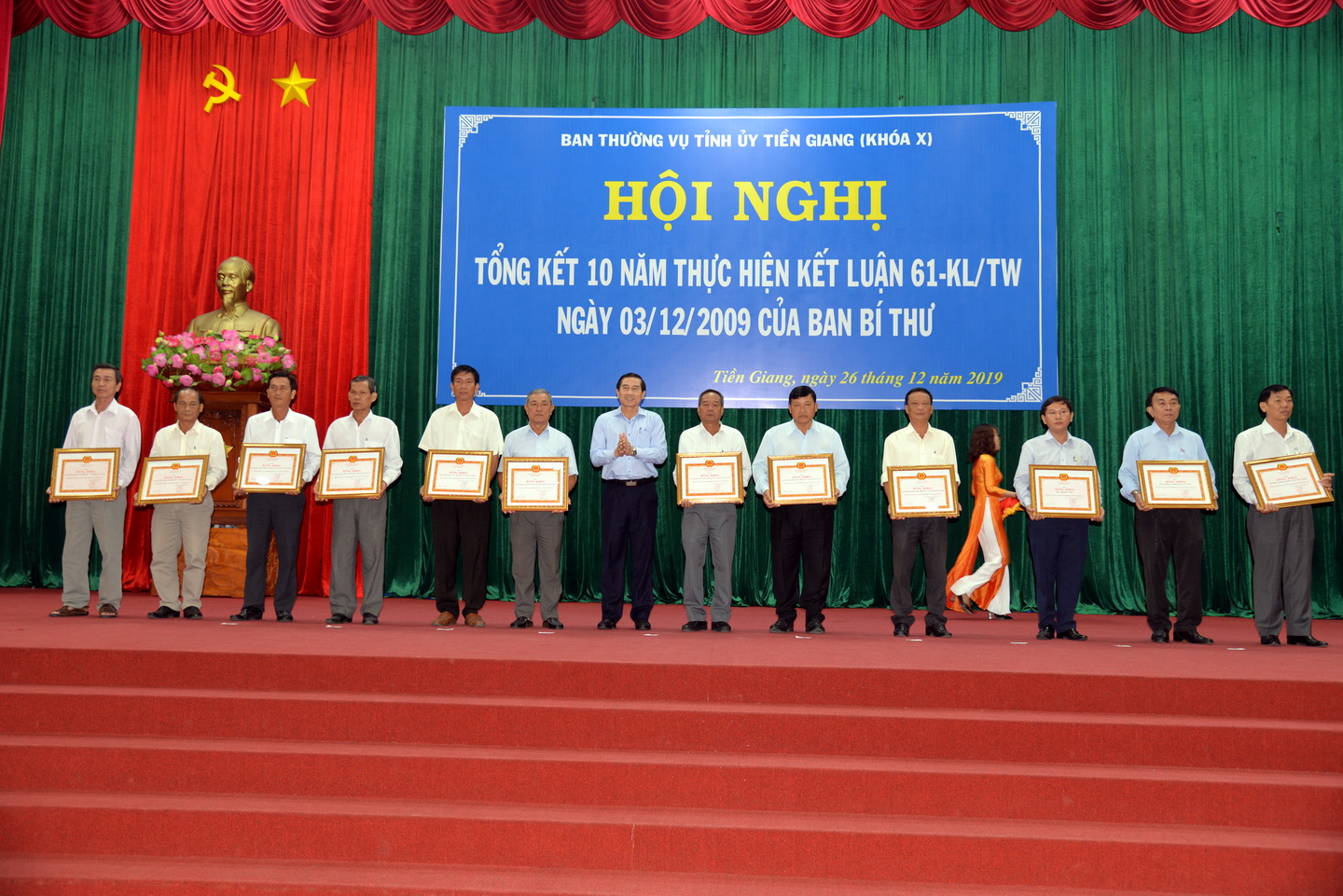đồng chí Lê Văn Hưởng, Phó Bí thư Tỉnh ủy, Chủ tịch UBND tỉnh trao Bằng khen cho các tập thể