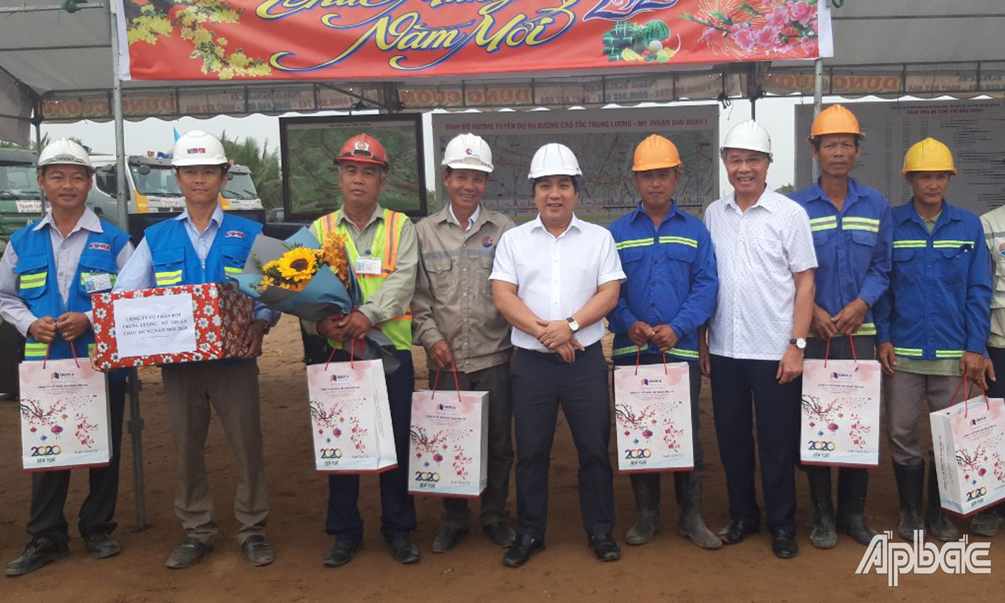 Ông Hồ Minh Hoàng, Chủ tịch HĐQT DNDA tặng quà cho công nhân.