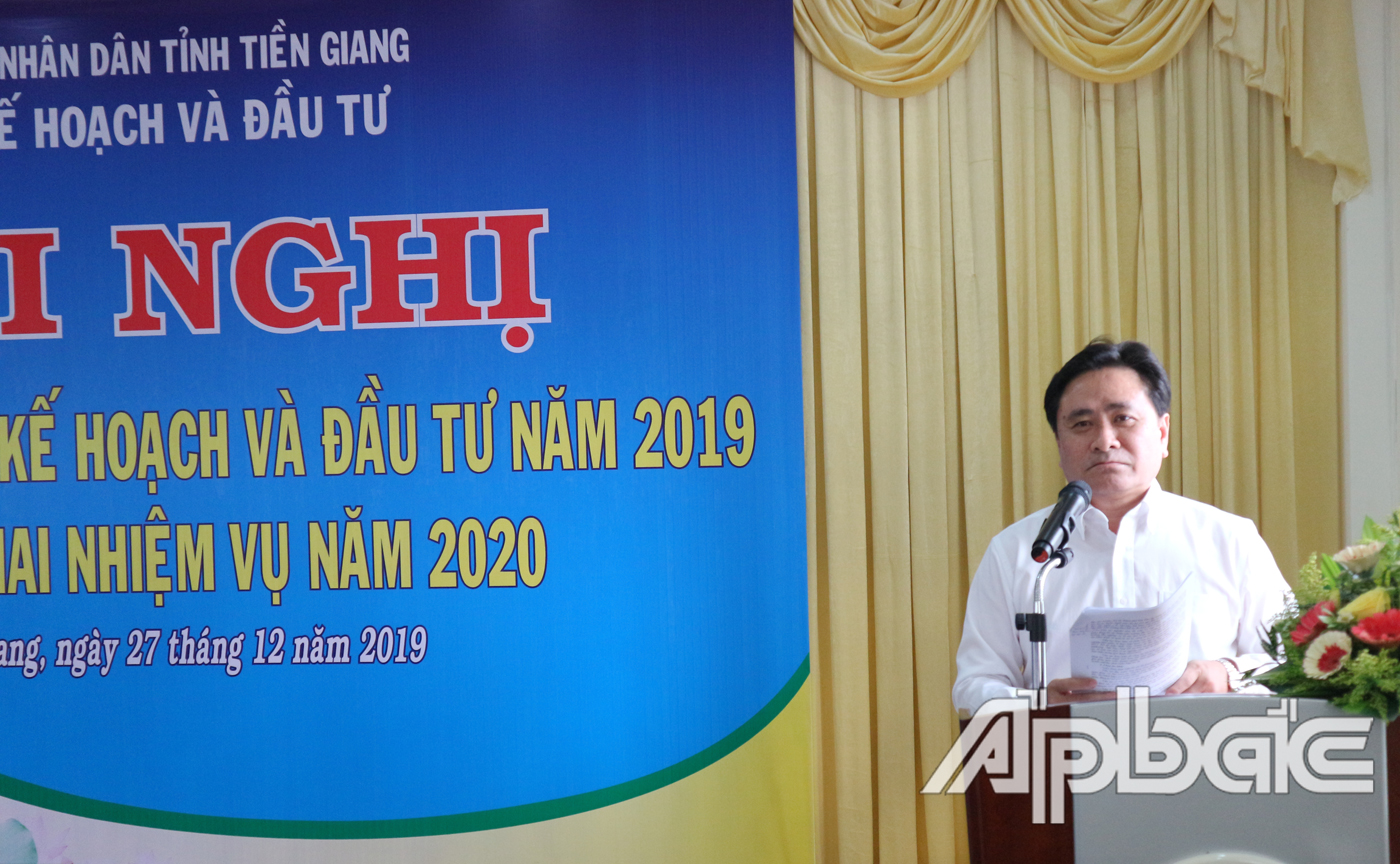 Đồng chí Trần Văn Dũng Phó Chủ tịch UBND tỉnh phát biểu tại hội nghị