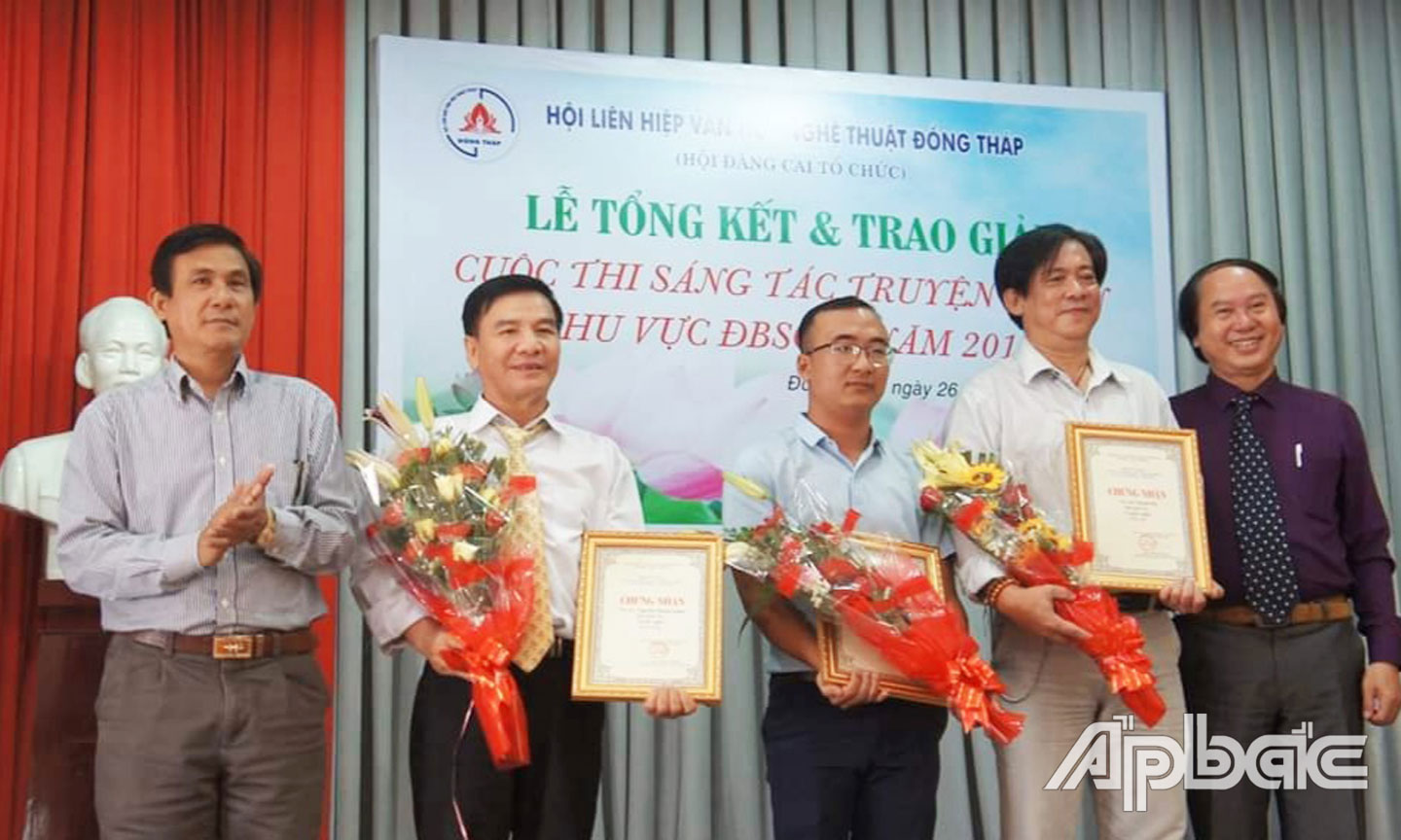 Tác giả Nguyễn Thanh Xuân (thứ 2 từ trái qua) nhận giải Ba.