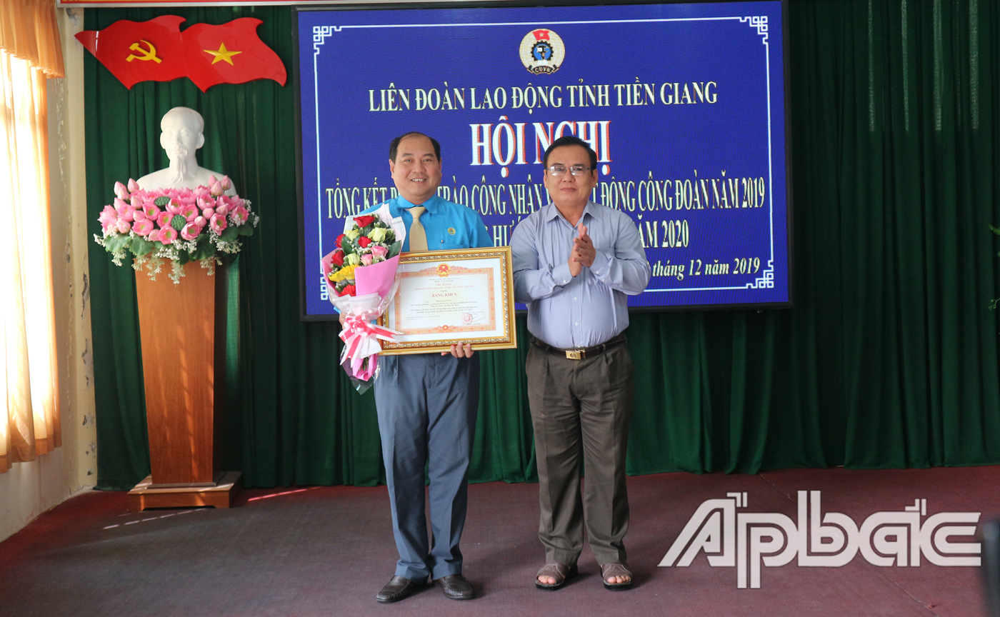 Thủ tướng Chính phủ tặng Bằng khen cho Phó Chủ tịch LĐLĐ huyện Cai Lậy