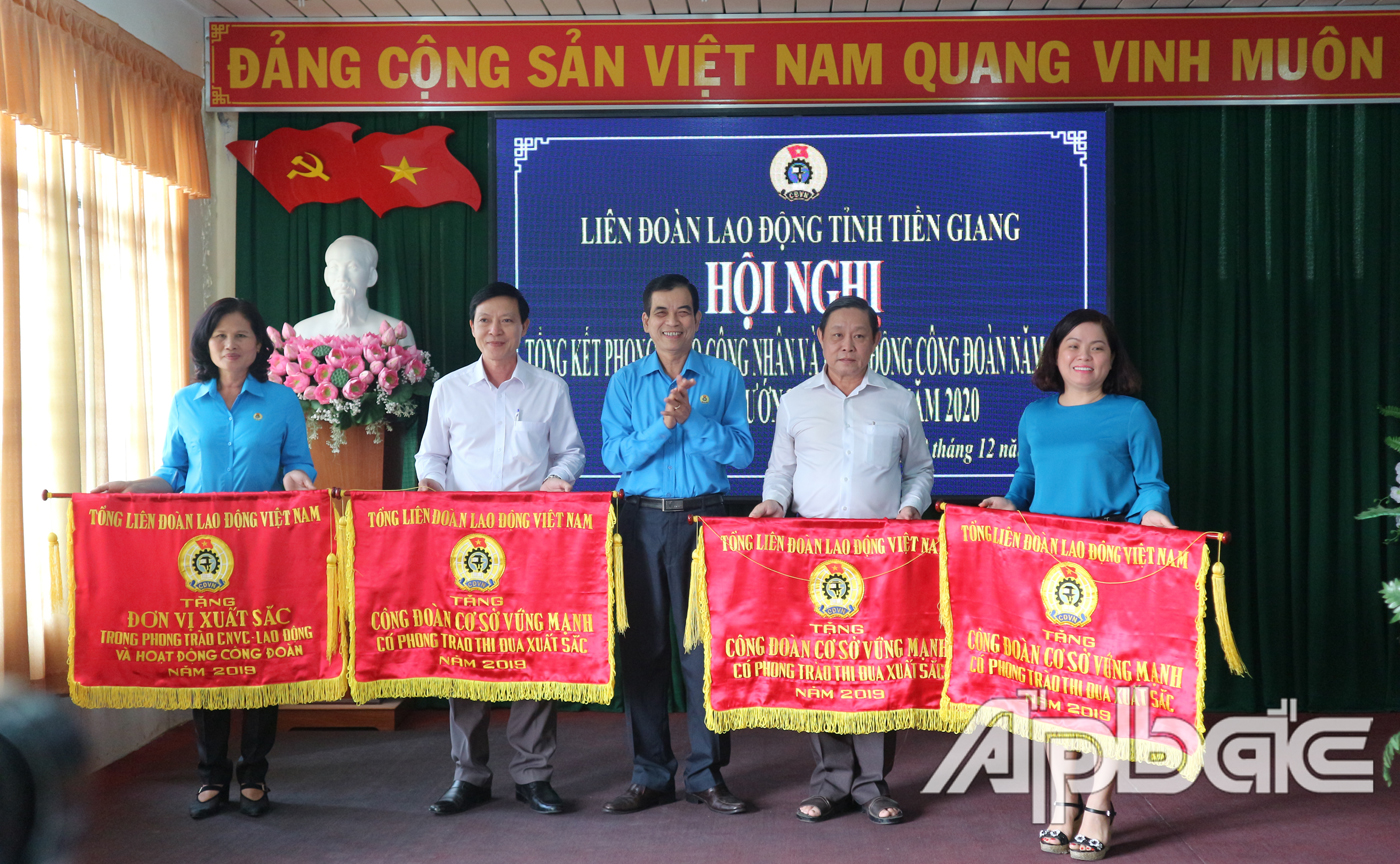 Các tập thể nhận Cờ thi đua của Tổng LĐLĐ Việt Nam