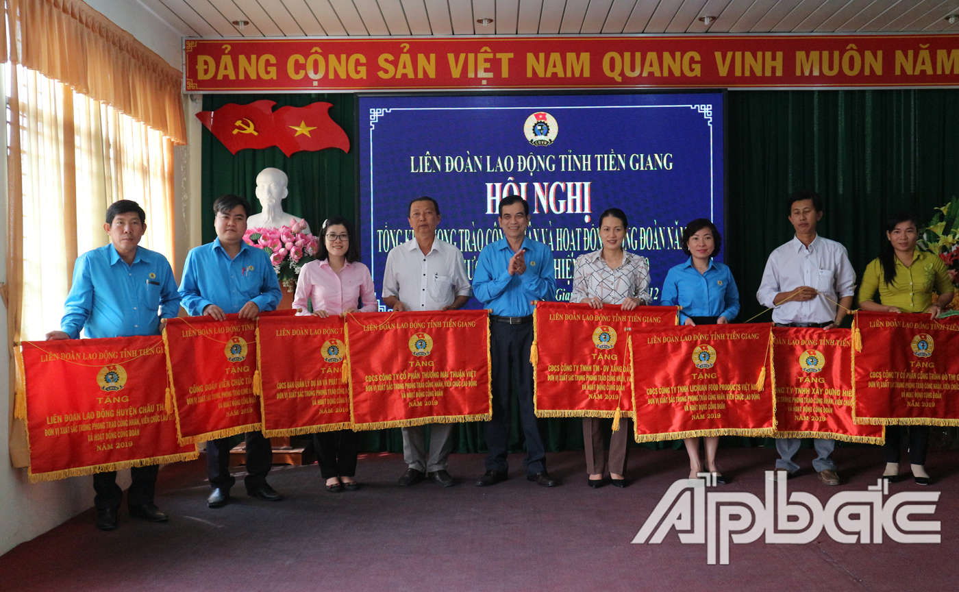 Các tập thể nhận Cờ thi đua của LĐLĐ Tiền Giang