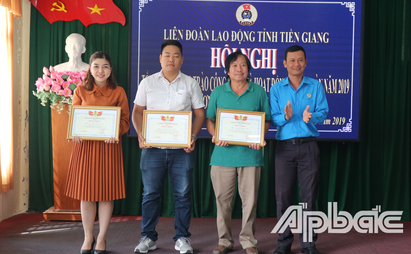 Các phóng viên có nhiều thành tích trong công tác tuyên truyền phong trào công nhân và hoạt động CĐ được LĐLĐ Tiền Giang khen thưởng
