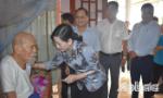 Comrade Chau Thi My Phuong presented Tet gifts in Binh Ninh commune