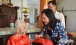 Comrade Nguyen Thi Sang presents Tet gifts to policy family in Long Dinh commune