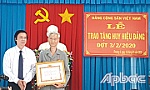 Đồng chí Nguyễn Văn Danh trao Huy hiệu Đảng