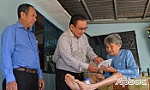 Đồng chí Võ Văn Bình thăm, tặng quà tết gia đình chính sách, hộ nghèo