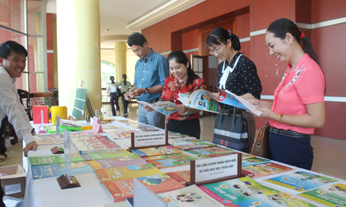  Các đại biểu tham quan khu vực trưng bày sách.  