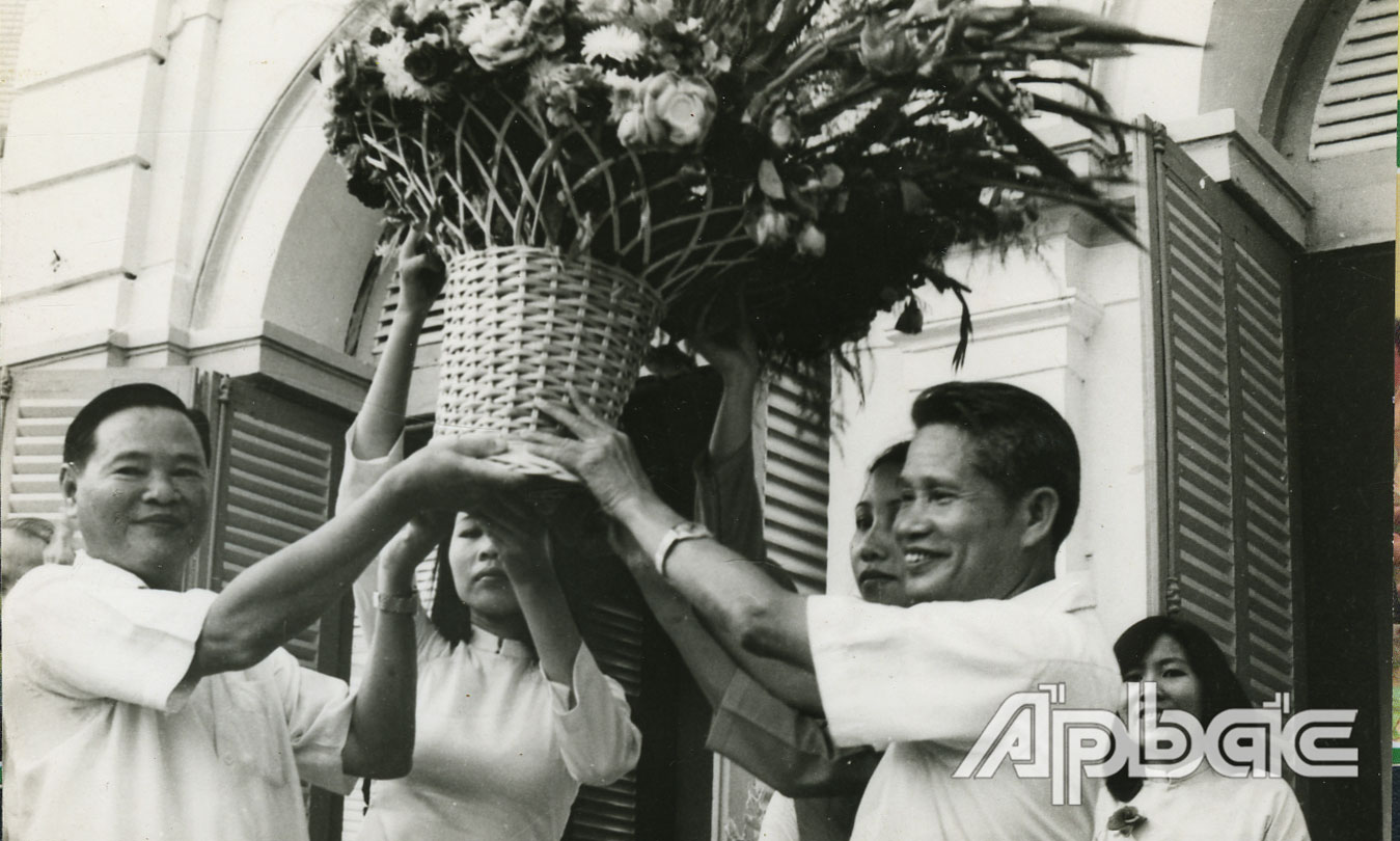 Đồng chí Lê Văn Phẩm (bên trái) nhận lẵng hoa Bác Tôn trao tặng.                                                                                         Ảnh: TRẦN BIỂU