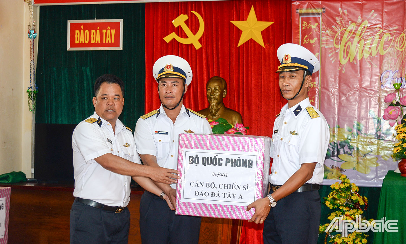 Đại tá Lê Đình Hải, Phó Lữ đoàn trưởng Lữ đoàn 146, Vùng 4 Hải Quân, Trưởng đoàn công tác số 3 trao quà Tết của Bộ Quốc phòng cho CB-CS Đảo Đá Tây A.