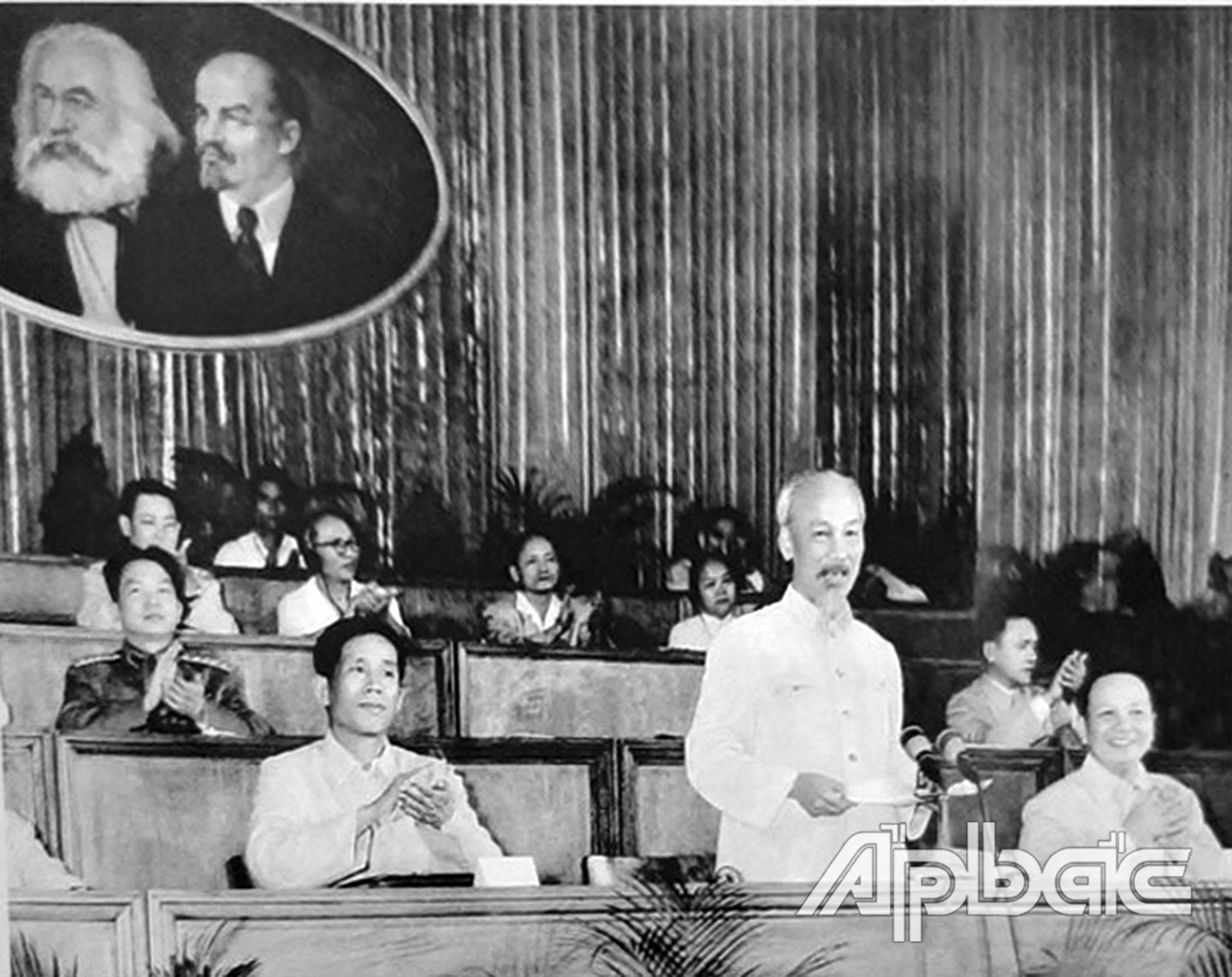 Ngày 5-9-1960, Đảng Lao động Việt Nam họp Đại hội đại biểu toàn quốc lần thứ III. Trong diễn văn khai mạc Đại hội, Chủ tịch Hồ Chí Minh nêu rõ: Đại hội lần này là Đại hội xây dựng chủ nghĩa xã hội ở miền Bắc và đấu tranh thống nhất nước nhà.