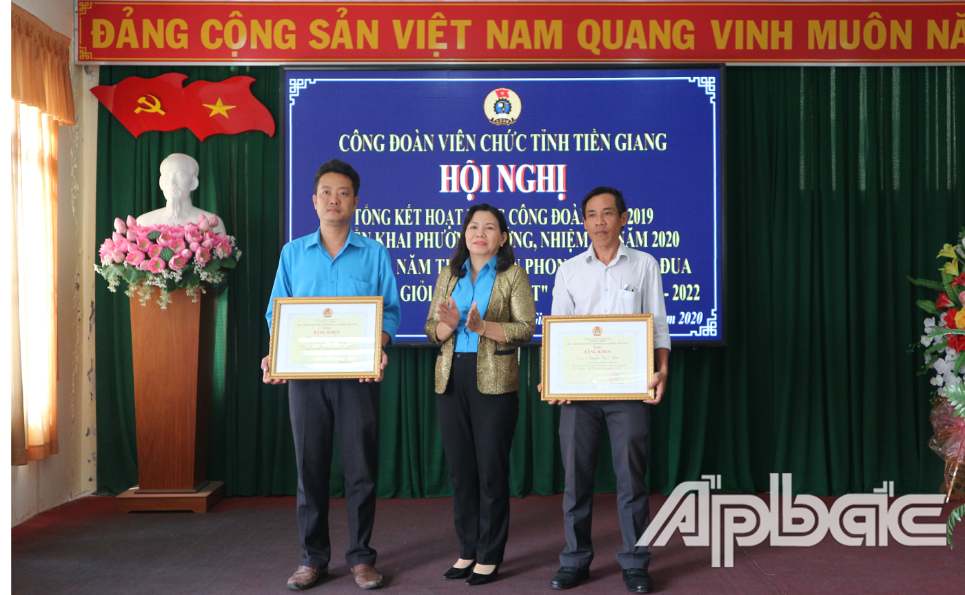 Đồng chí Lê Thanh Tiền Phó Chủ tịch LĐLĐ Tiền Giang tặng Bằng khen của Tổng LĐLĐ Việt Nam cho tập thể và cá nhân có thành tích trong năm 2019
