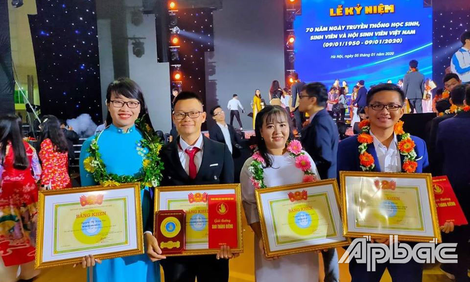Sinh viên Võ Duy Khánh (bìa phải) nhận Giải thưởng “Sao Tháng Giêng” tại buổi lễ.