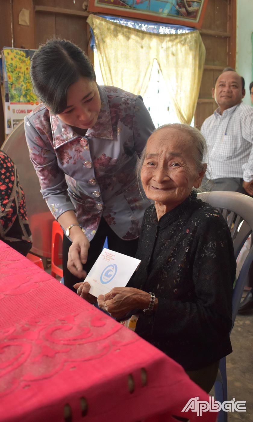 Đồng chí Châu Thị Mỹ Phương ân cần thăm hỏi sức khỏe và tặng quà cho mẹ Việt Nam Anh hùng Nuyễn Thị Mỹ.