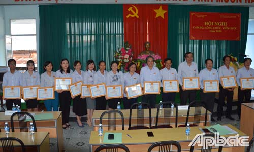 Đổng chí Nguyễn Minh Tân, Tổng Biên tập Báo Ấp Bắc trao giấy khen cho các cá nhân đạt danh hiệu 