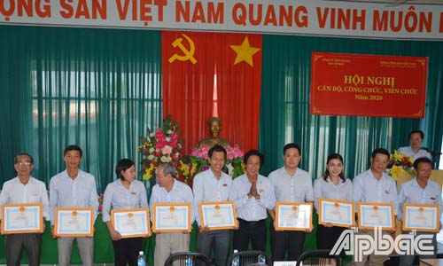 Đồng chí Phạm Văn Sơn, Phó Tổng Biên tập, Chủ tịch Công đoàn cơ sở Báo Ấp Bắc trao giấy khen cho các cá nhân đạt danh hiệu 