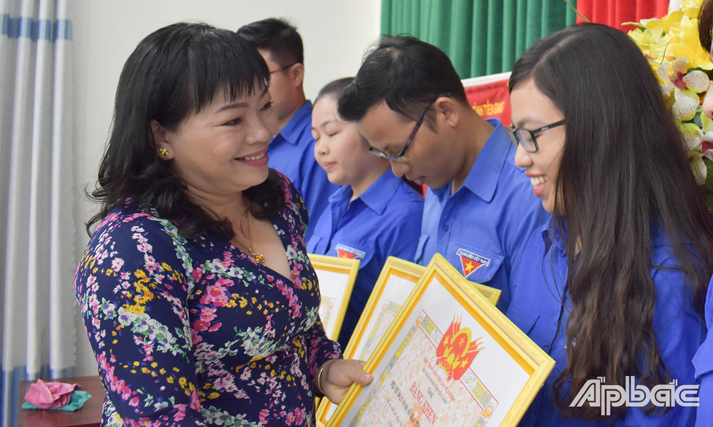 Bí thư Đảng ủy Khối các cơ quan Thái Ngọc Bảo Trâm trao Bằng khen của Tỉnh đoàn cho các cơ sở đoàn