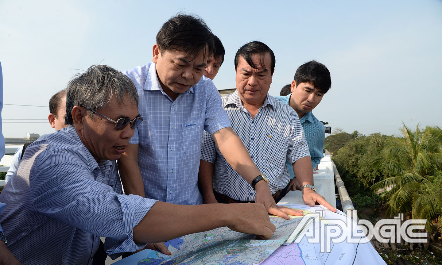 Đoàn công tác khảo sát vị trí đắp đập trên tuyến kinh Nguyễn Tấn Thành.