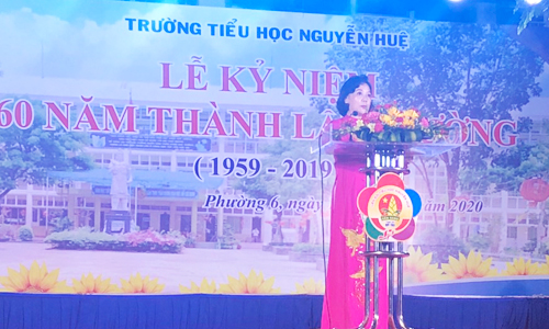 hiệu trưởng nhà trường Huỳnh Mỹ Hòa ôn lại truyền thống dạy tốt, học tốt của nhà trường trong 60 năm qua.  