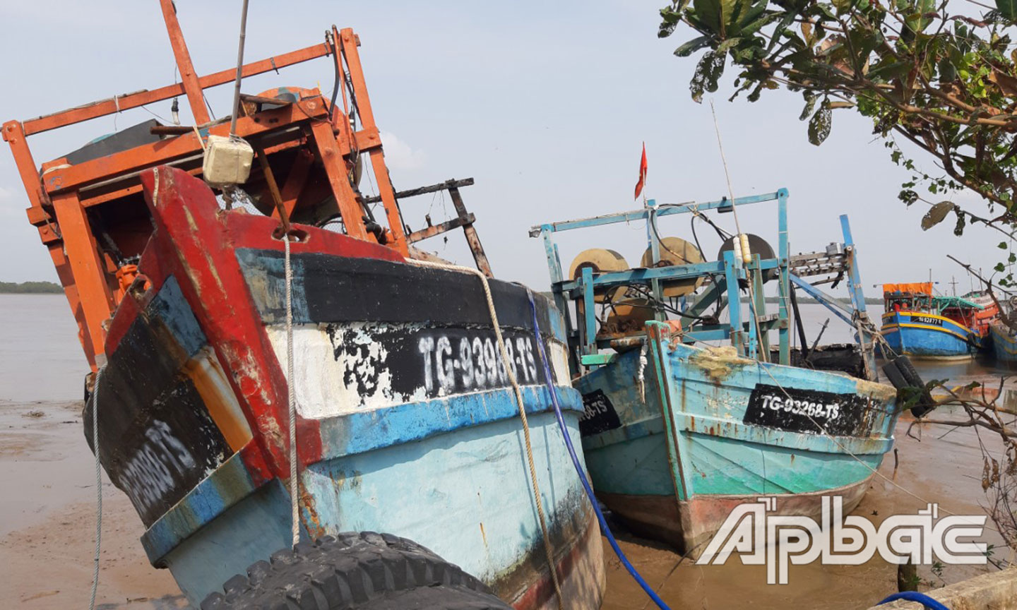 Ảnh: Hiện trường xảy ra vụ cháy các tàu cá của ngư dân xã Tân Phước, huyện Gò Công Đông.                                                                                 