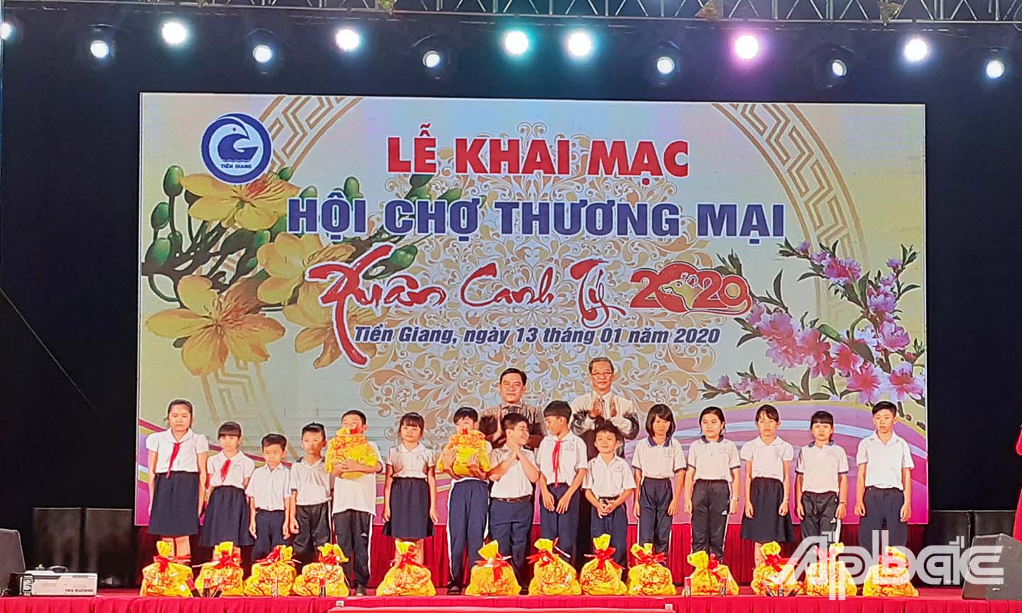 Dịp này, Ban Tổ chức, Công ty TNHH Thái Sơn phối hợp với Chi đoàn Sở Công Thương, Xã đoàn Đạo Thạnh tặng 50 phần quà cho các em học sinh có hoàn cảnh khó khăn.