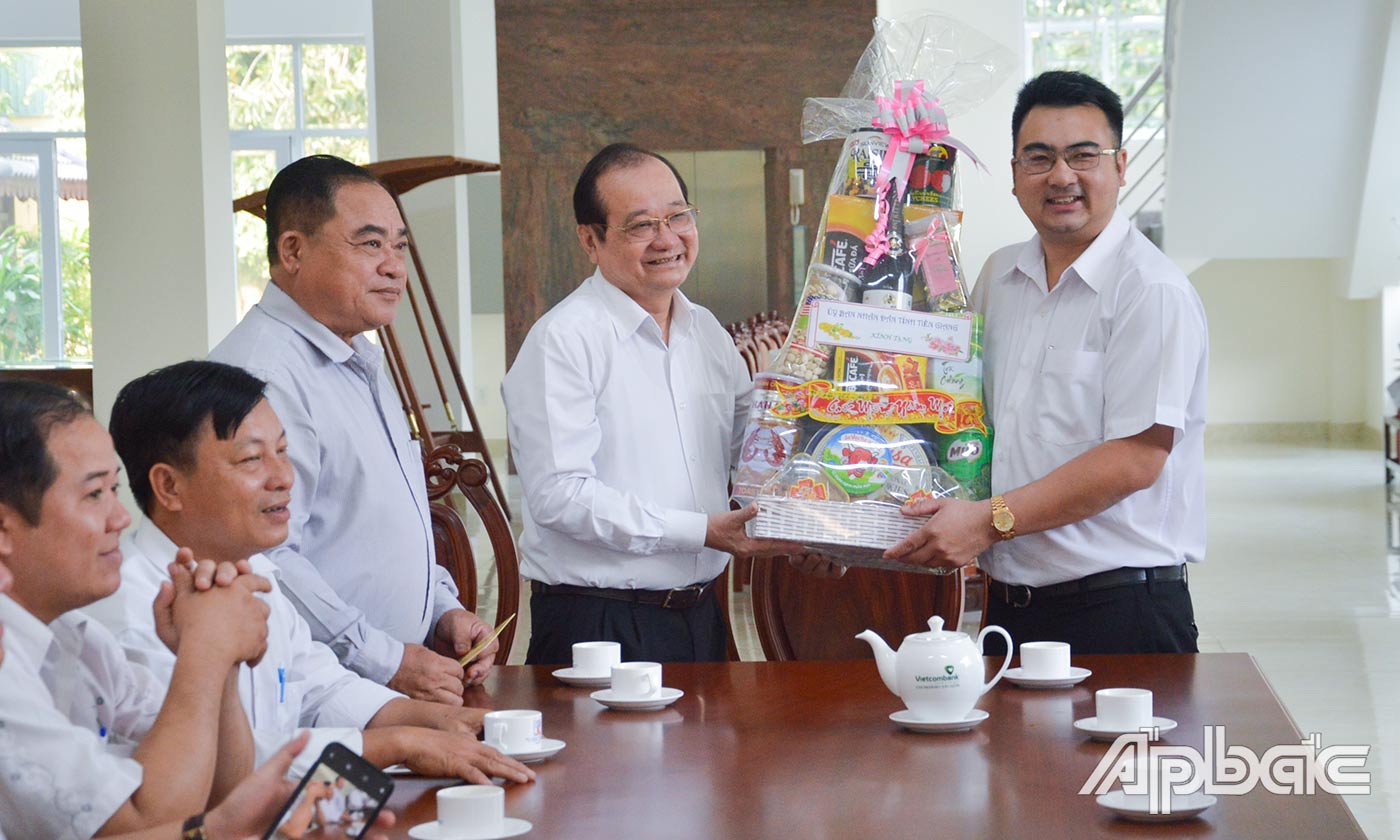 Đoàn thăm và chúc tết Công ty TNHH Thương mại sản xuất nhựa Phát Thành.
