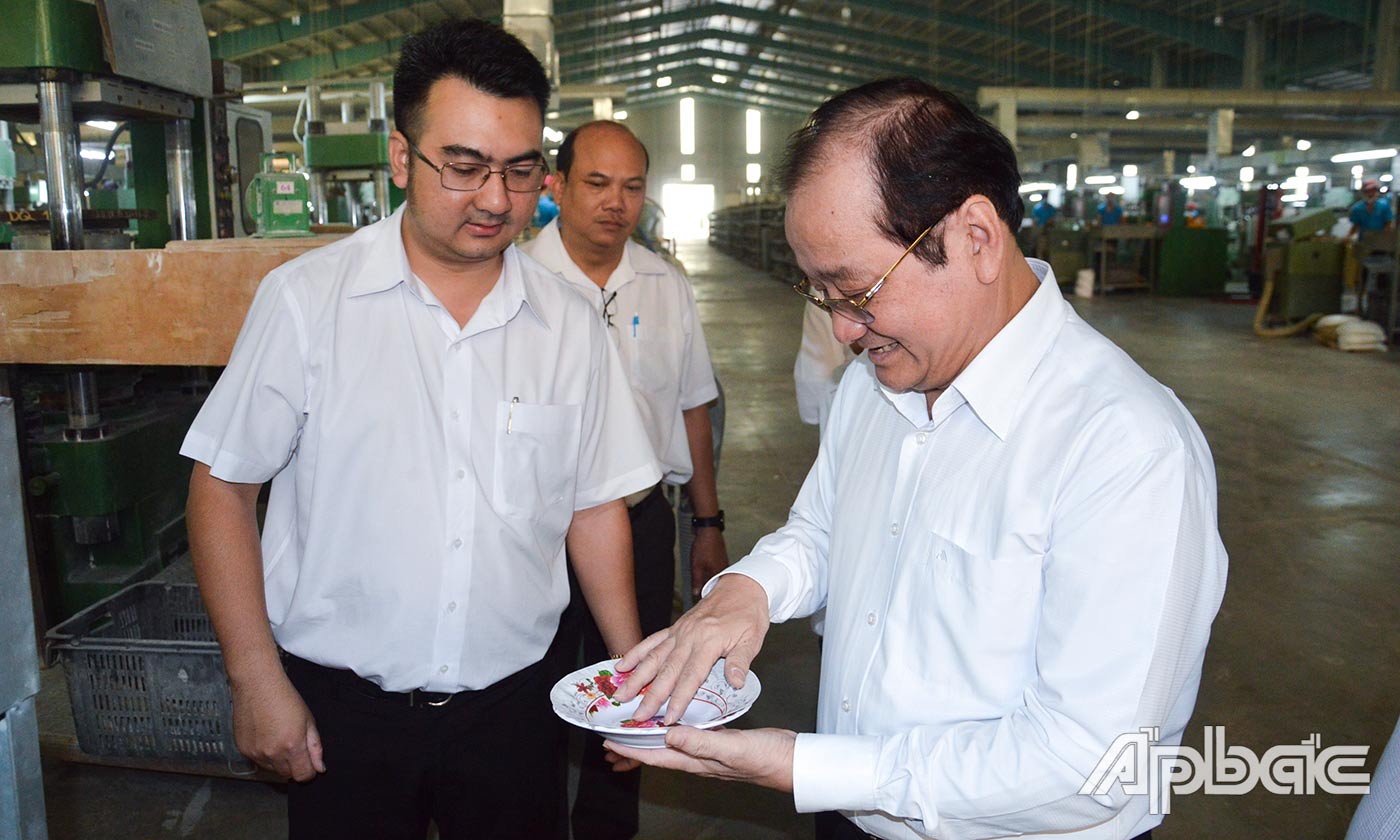 Đoàn tham quan công nghệ sản xuất các sản phẩm từ nhựa của Công ty TNHH Thương mại sản xuất nhựa Phát Thành.