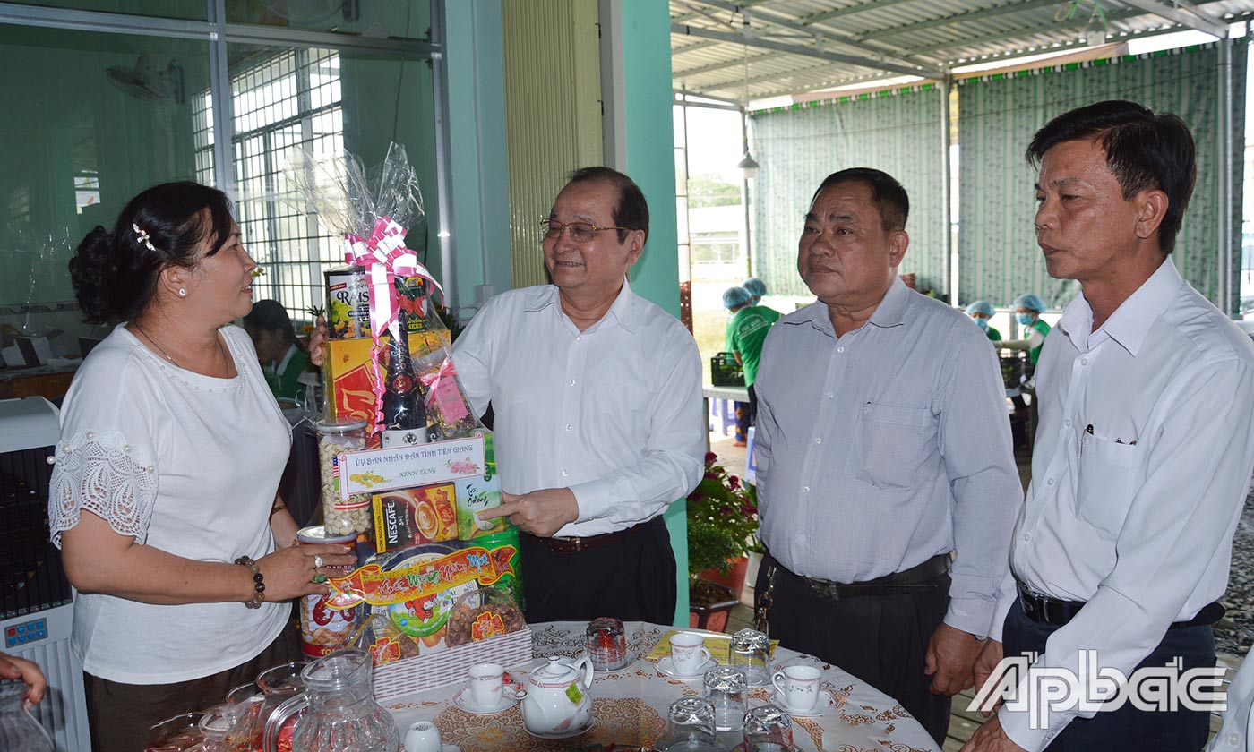 : Đoàn thăm và chúc tết Hợp tác xã Nông nghiệp thương mại dịch vụ Phú Quới.