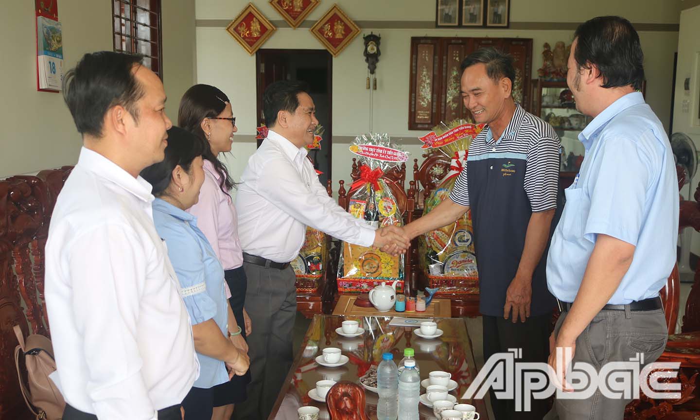 Đoàn đến thăm, tặng quà và chúc Tết gia đình đồng chí Nguyễn Hữu Chí