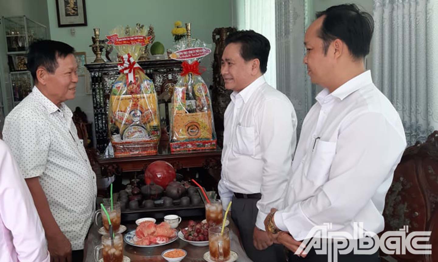 Đoàn đến thăm, tặng quà và chúc Tết gia đình đồng chí Nguyễn Văn Khang,