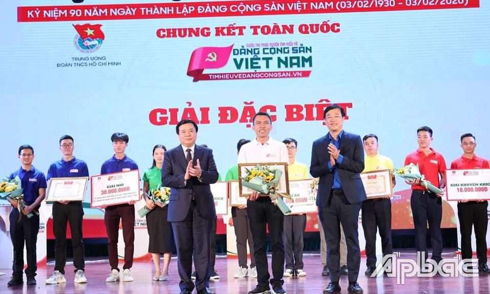 TS Đoàn Văn Nam lãnh giải thưởng.