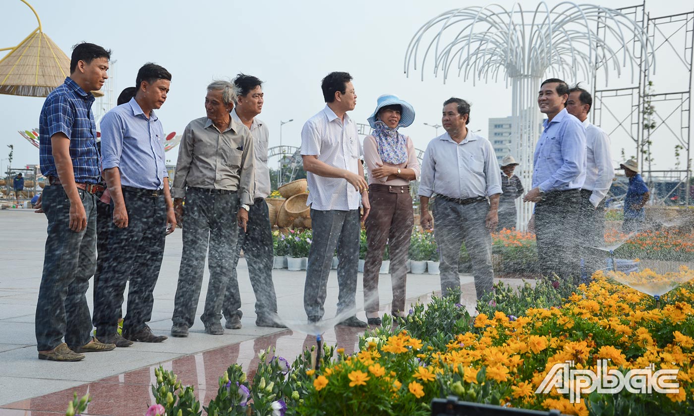 đồng chí Lê Văn Hưởng kiểm tra tiến tiến độ thi công các hạng mục của Đường hoa Xuân Canh Tý 2020 tại Quảng trường Trung tâm tỉnh Tiền Giang.