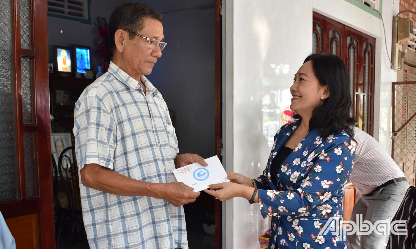 Đồng chí Nguyễn Thị Sáng thăm hỏi, tặng quà tết cho thương binh Phạm Văn Bảy.